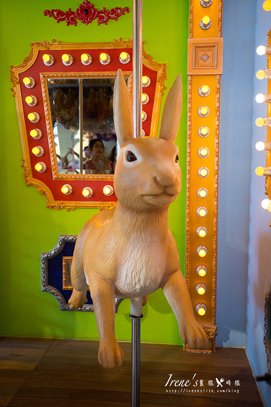 【台中】拾起童心的小天地，讓大人小孩都瘋狂拍照的可愛小店/一起跟旋轉松鼠兔子拍照．艸水木堂