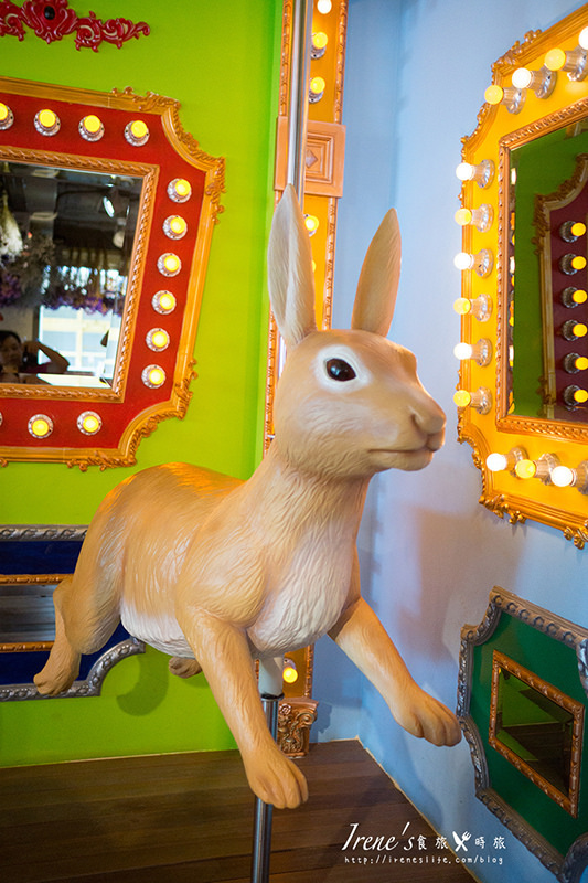 【台中】拾起童心的小天地，讓大人小孩都瘋狂拍照的可愛小店/一起跟旋轉松鼠兔子拍照．艸水木堂