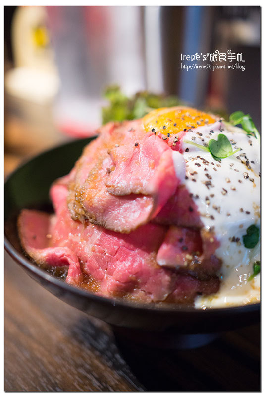 【大阪－美食】如小山般高聳的牛肉飯，大口吃肉的快感．レッドロック(Red Rock) @Irene&#039;s 食旅．時旅