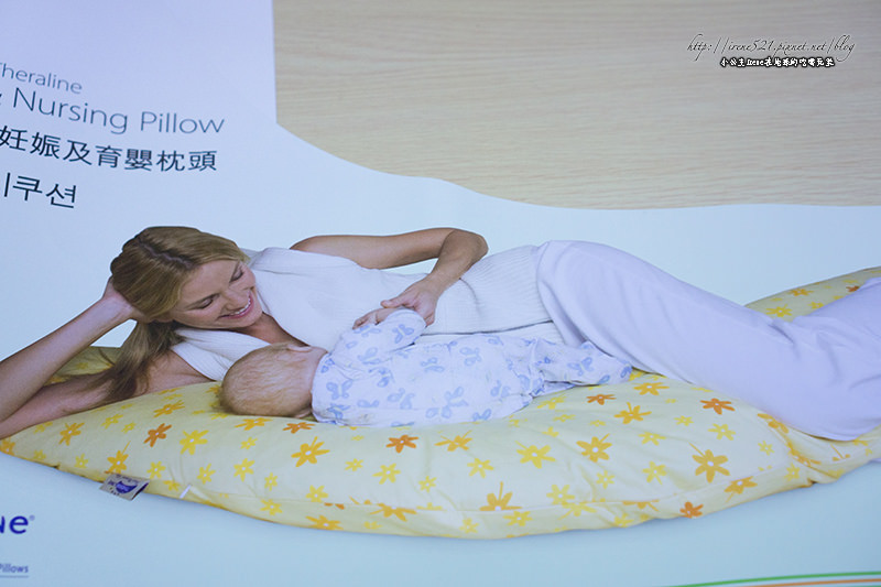 【孕-物品】孕期好物，老公也搶著用的「德國Theraline孕哺兩用月亮枕」