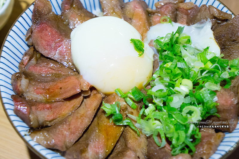 【蘆洲】料多滿足，可惜白飯不夠到位．滿燒肉丼食堂