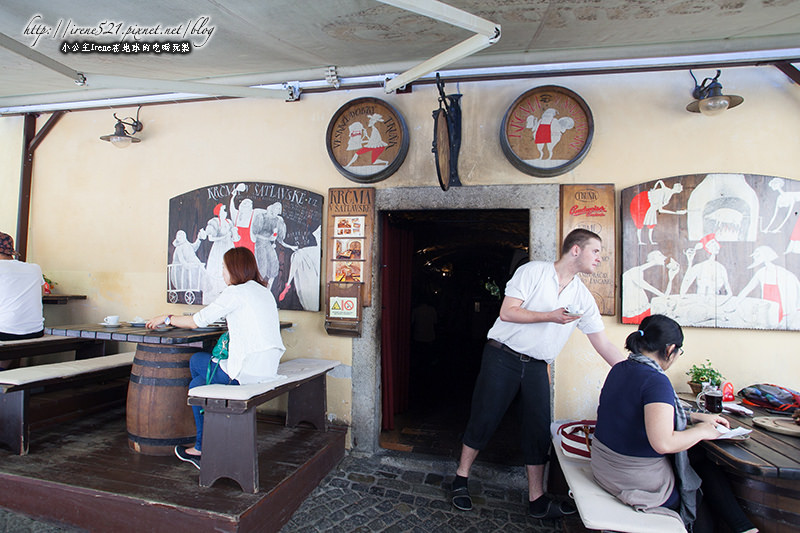 【捷克CK】人氣名店，吃的不只名氣，還有美味．地窖餐廳Krčma v Šatlavské ulici