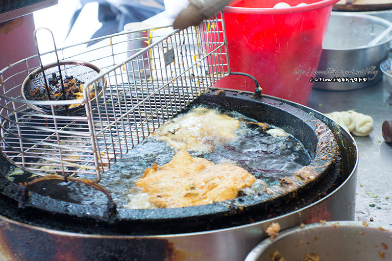 【台北大同區】包著菜圃的炸蛋餅，絕妙的創新．重慶豆漿－炸蛋餅