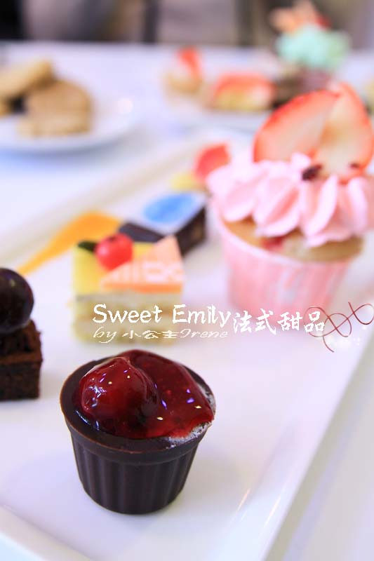 【台中Sweet Emily法式甜品】精美的甜點．繽紛杯子蛋糕
