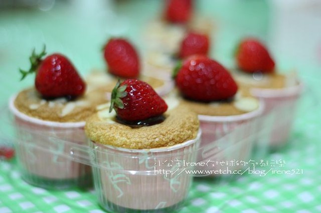 【甜點】草莓杯子蛋糕 @Irene&#039;s 食旅．時旅