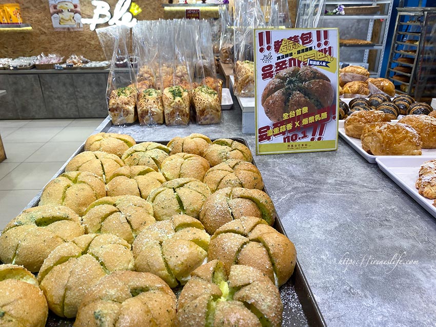 【台北中正區】韓國超夯爆漿大蒜包在台灣也吃的到啦，爆漿乳酪裝蒜包超炸餡．布里王子の麵包廚房