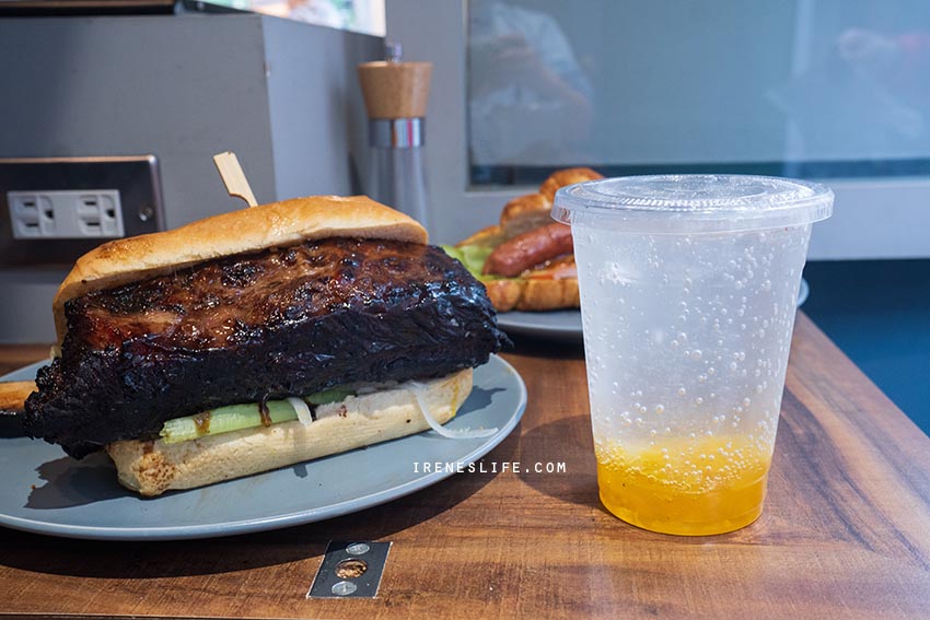 台北最浮誇的漢堡，無法一口咬下的霸氣帶骨牛小排漢堡！一份兩種吃法，份量大到可以兩人享用．Fa Burger