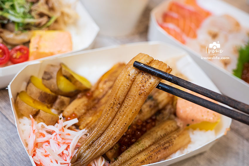 台北排隊美食合掌村推出外帶餐盒囉，干貝、鮭魚親子鋪滿滿，找不到飯在哪！滿500元還送一顆特級大干貝