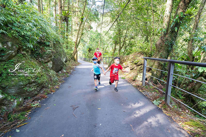 涼爽的秋，一起享受森林芬多精吧！小孩也適合走的親子步道，滿月圓國家森林遊樂區