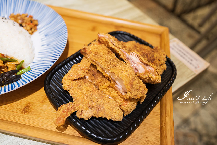 近林口三井OUTLET，份量十足的特色便當店，比臉還大的雞排，烤雞腿丼有兩片雞腿肉