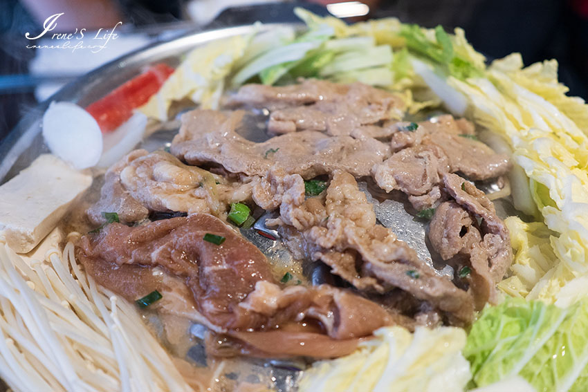 捷運三重國小站新開幕韓式料理，銅板烤肉、石鍋拌飯、馬鈴薯排骨湯，內用小菜免費吃到飽