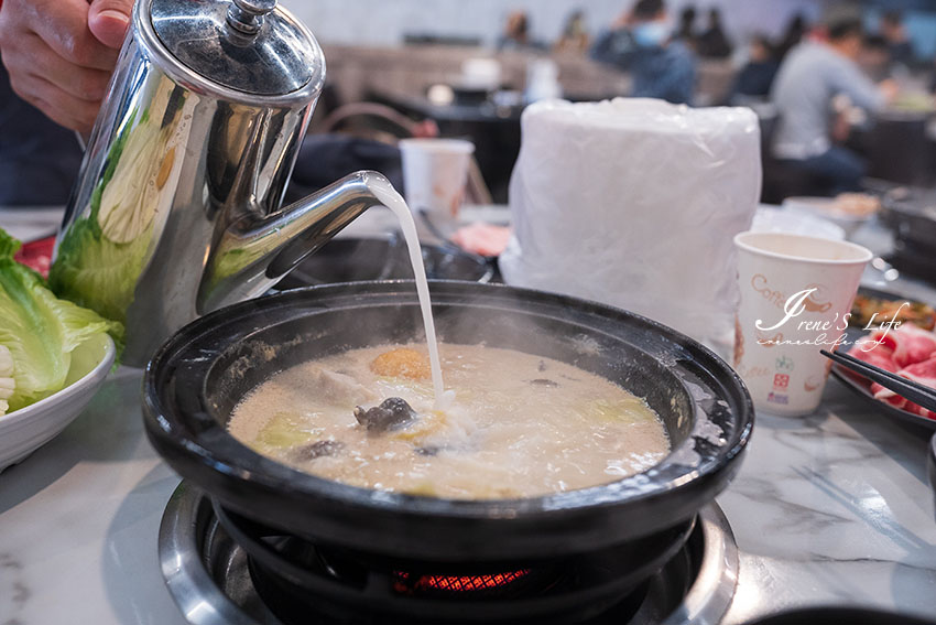 蘆洲新開幕石頭火鍋，最便宜只要329元吃到飽還不收一成服務費，現切肉品、牛丼飯無限吃