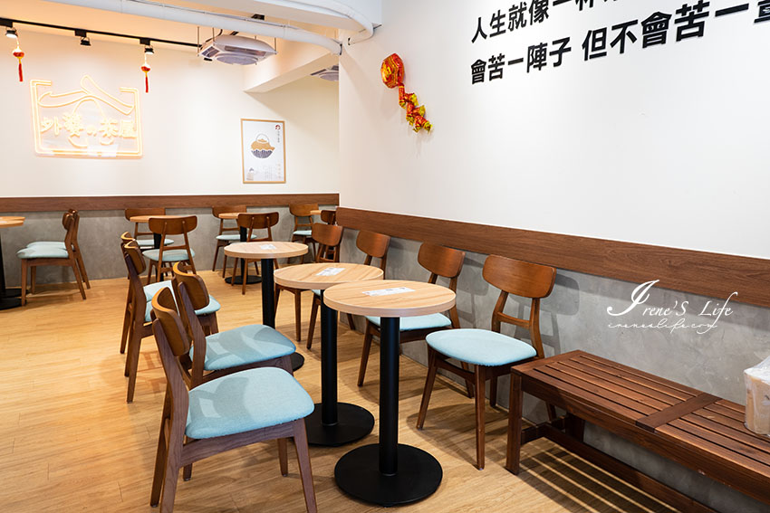 內湖江南街車輪餅專賣店，舒適的內用空間可以來場下午茶，車輪餅搭配熟成紅茶，還有大福麻糬跟鬆餅