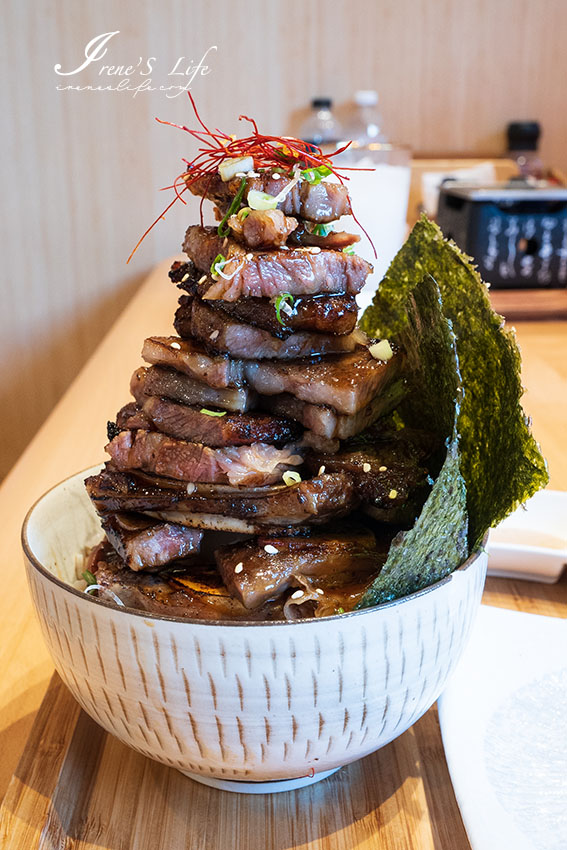 肉控必訪！炸牛排及日式丼飯專賣，堆起如小山般高聳的牛小排丼，根本是丼飯界的101