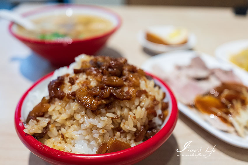 蘆洲好吃魯肉飯，像極三重店小二的新豪記，必吃魯肉飯、蝦仁羹，還要淋上辣椒醬油！