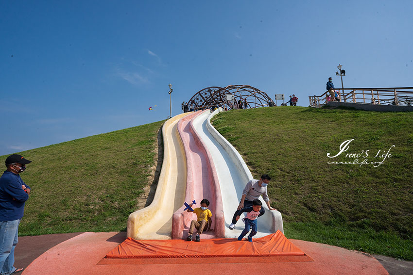 新北共融遊戲場，八里十三行文化公園放光小孩的電！超高磨石子滑梯、滑草場、考古尋寶沙坑、溜索還可以放風箏