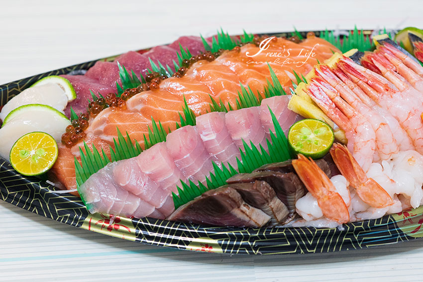 整艘大船駛上桌！蘆洲新鮮美味的生魚片，可隨預算和喜好搭配，店內各種活體海鮮還可代客料理