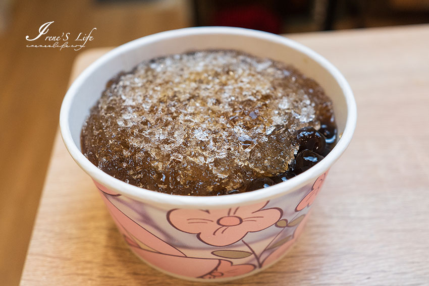 林口忠孝米苔目三重店，天氣熱來一碗黑糖綜合米苔目，黑糖香而不甜膩搭配每天現煮配料