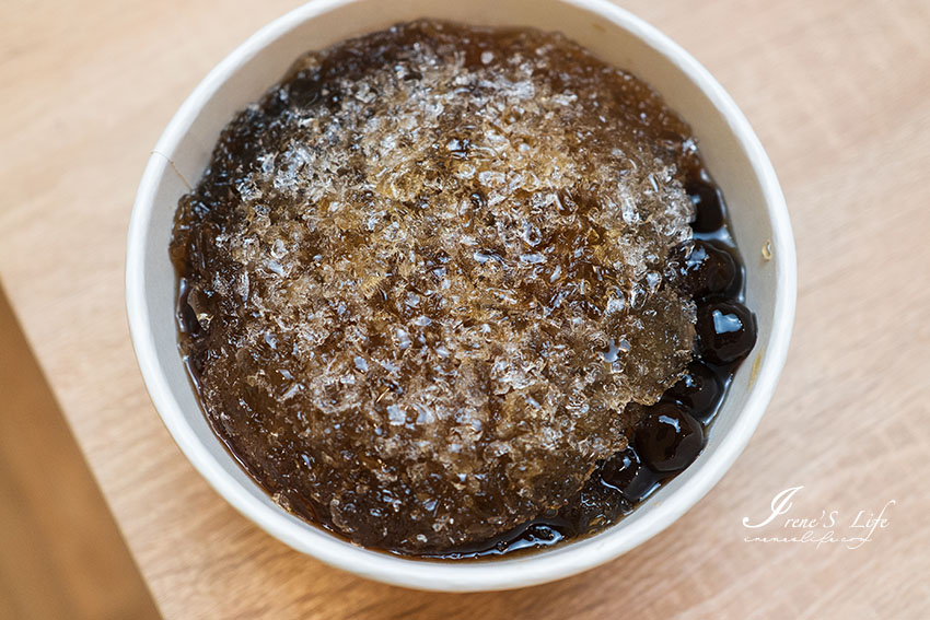 林口忠孝米苔目三重店，天氣熱來一碗黑糖綜合米苔目，黑糖香而不甜膩搭配每天現煮配料