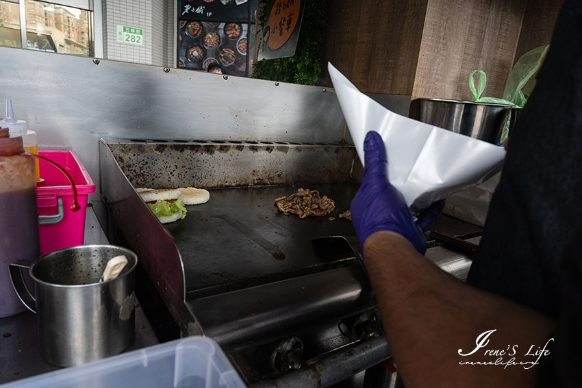 鐵板上煎的吱吱作響，「路ben小餐車」賣的是手作米漢堡，吃得到鍋巴香，料多好實在