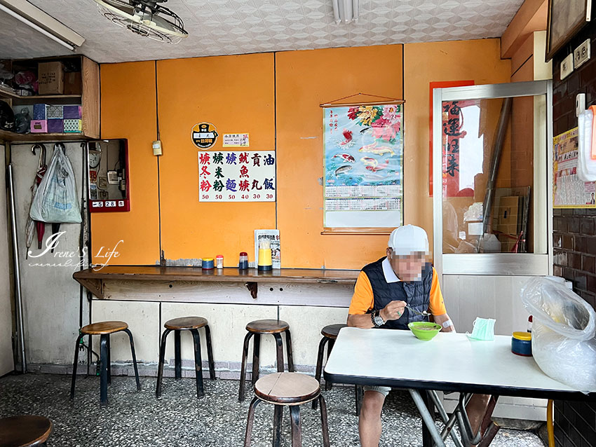 捷運三重國小站，轉角不起眼的無名油飯魷魚羹，是附近居民吃早午餐的好去處