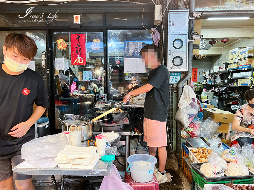 市場美食！來自基隆的百年祖傳排骨酥，基隆、台北、三重等市場定點擺攤，獨家秘制醃料、肉厚扎實