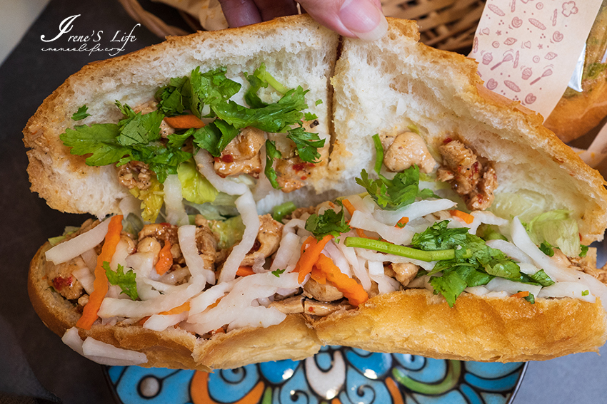 天母超人氣排隊美食，這家的越南法國麵包口味多達15種，甜鹹都有想吃只能跟著排