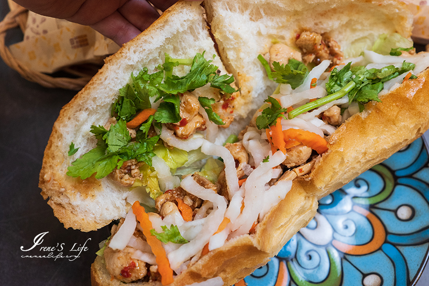 天母超人氣排隊美食，這家的越南法國麵包口味多達15種，甜鹹都有想吃只能跟著排