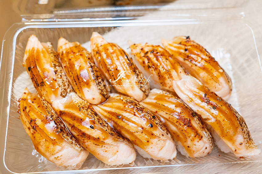 板橋黃昏市場內的平價壽司，炙燒鮭魚壽司一貫只要20元，每日限量最好先預訂 @Irene&#039;s 食旅．時旅