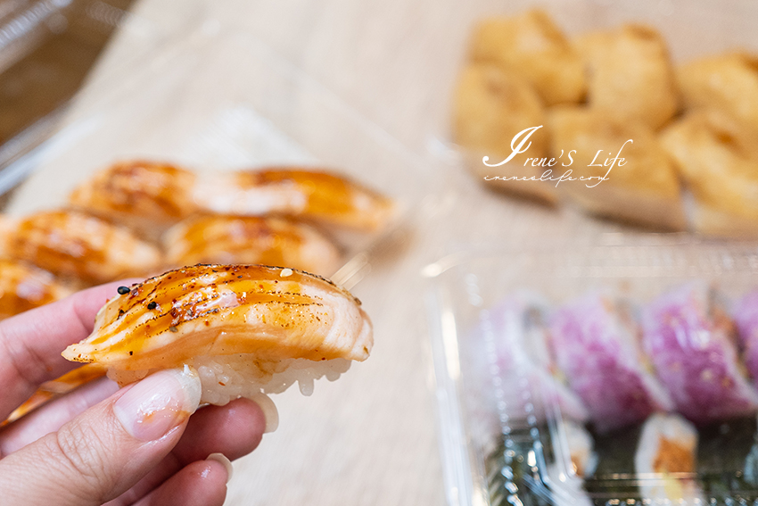 板橋黃昏市場內的平價壽司，炙燒鮭魚壽司一貫只要20元，每日限量最好先預訂