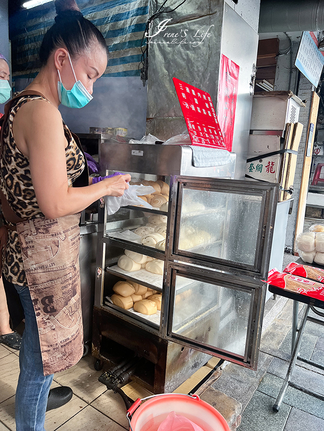 台北東區排隊人氣早餐店，必吃饅頭蛋加土雞肉，雖然漲價但肉給不少