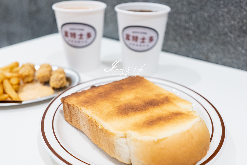 台北新開的港式早餐店，生意超好晚點來三明治就已賣光光！奶酥厚片幾乎每桌必點