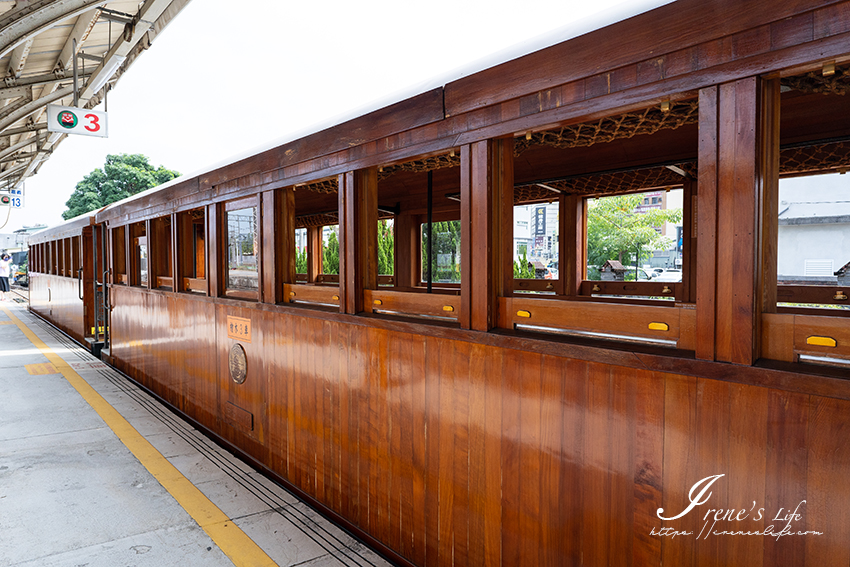 鐵道迷必訪，期間限定的檜木列車，每週六日行駛，欣賞嘉義-北門之美，漫遊車庫園區