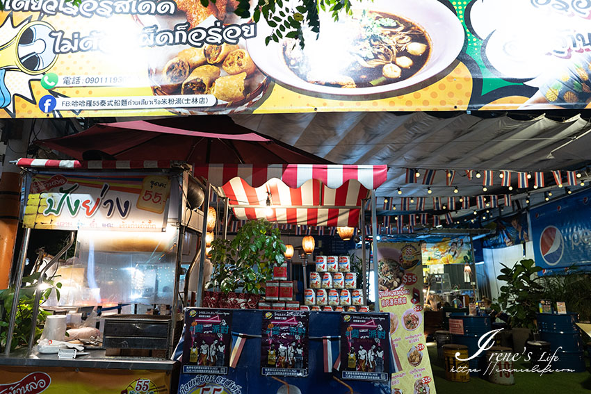 士林夜市最鬼扯的路邊攤，道地的泰國小吃，還沒開門就大排長龍，均一價55元好平價