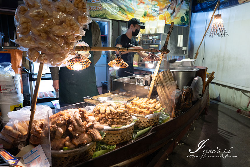 士林夜市最鬼扯的路邊攤，道地的泰國小吃，還沒開門就大排長龍，均一價55元好平價