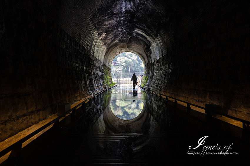 新北秘境，網路預約才能參觀的隧道自行車道，必拍鏡面水池，慢走參觀隧道內的鐘乳石跟蝙蝠 @Irene&#039;s 食旅．時旅