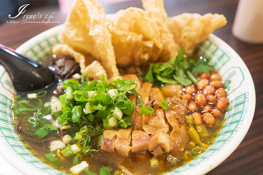 慶城街美食，廣西柳州特色小吃，酸辣夠味超大碗的螺螄粉，肥腸、脆皮推薦必點