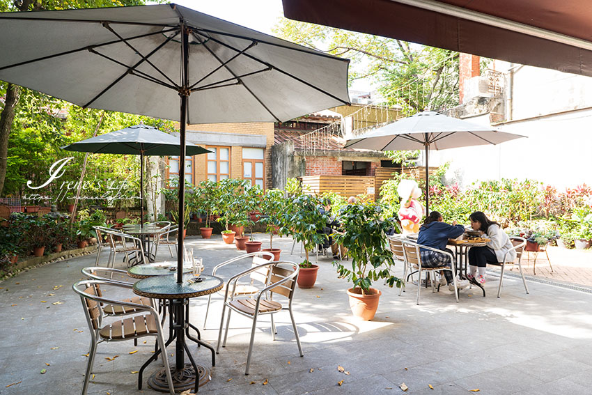 大稻埕以茶與美食的庭園餐廳，料理精緻可口飲料超大一杯，店內還有多款桌遊免費使用