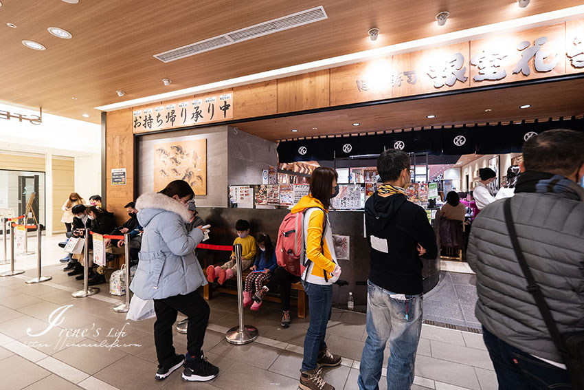 札幌車站排隊美食，想吃記得先來抽號碼牌再去逛街，不然會餓到受不了！一盤130円起，平價食材優