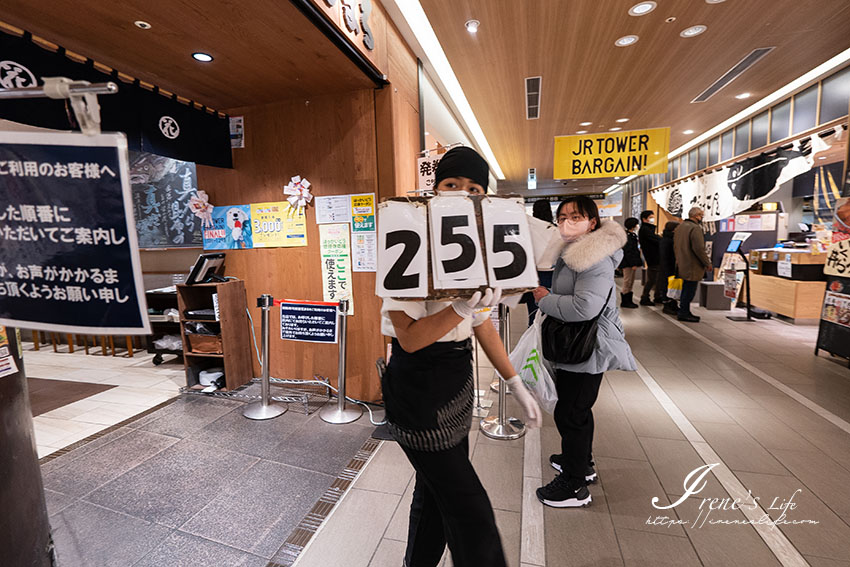 札幌車站排隊美食，想吃記得先來抽號碼牌再去逛街，不然會餓到受不了！一盤130円起，平價食材優