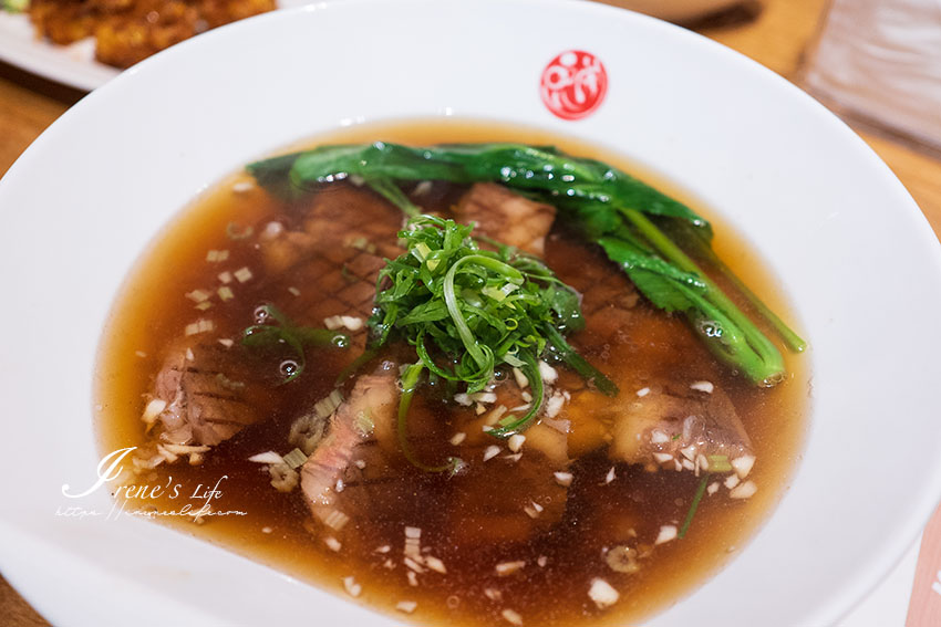 三商旗下餐廳，CNN推薦台北必吃八大牛肉麵，肋眼牛排麵桌邊直接淋熱湯，環境優、生意好