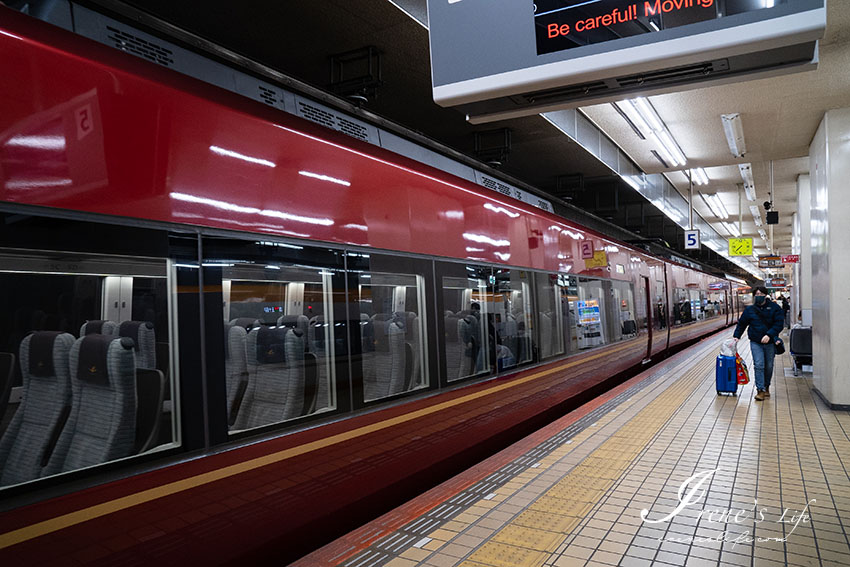 奔馳在鐵道上的紅色跑車，往返大阪難波和名古屋的高CP值「火鳥號」，高級車廂預訂方式