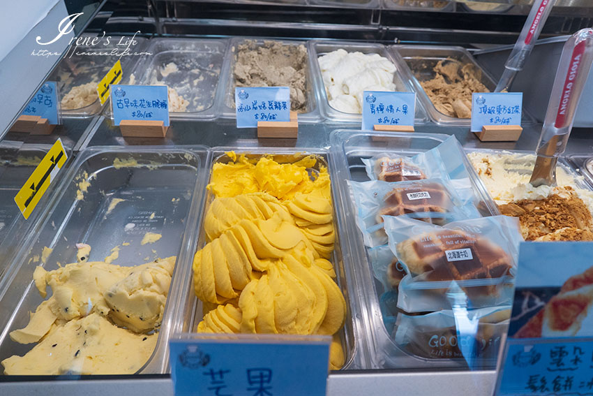 桃園藝文特區好吃義式手工冰淇淋，茶味醇郁很不甜，水果類的還原度超高