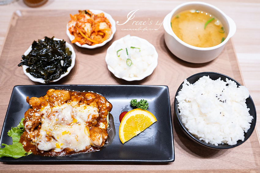 文青日式風賣的是精緻韓式定食，高質感卻不貴，味噌湯、白飯、六種小菜無限續
