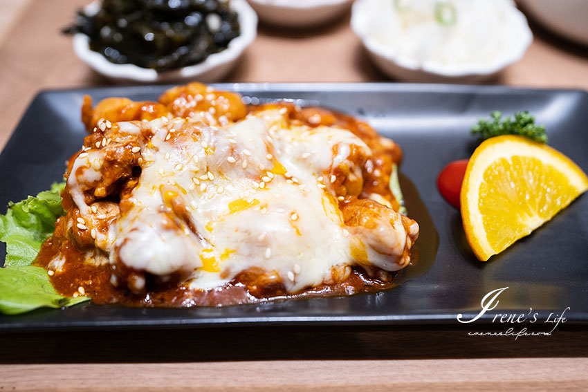 文青日式風賣的是精緻韓式定食，高質感卻不貴，味噌湯、白飯、六種小菜無限續