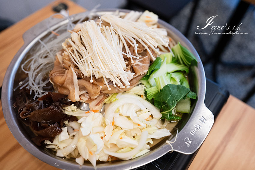 輔大隱藏版韓國人開的韓式料理餐廳，海帶芽湯、白飯無限自取，小菜可免費再續