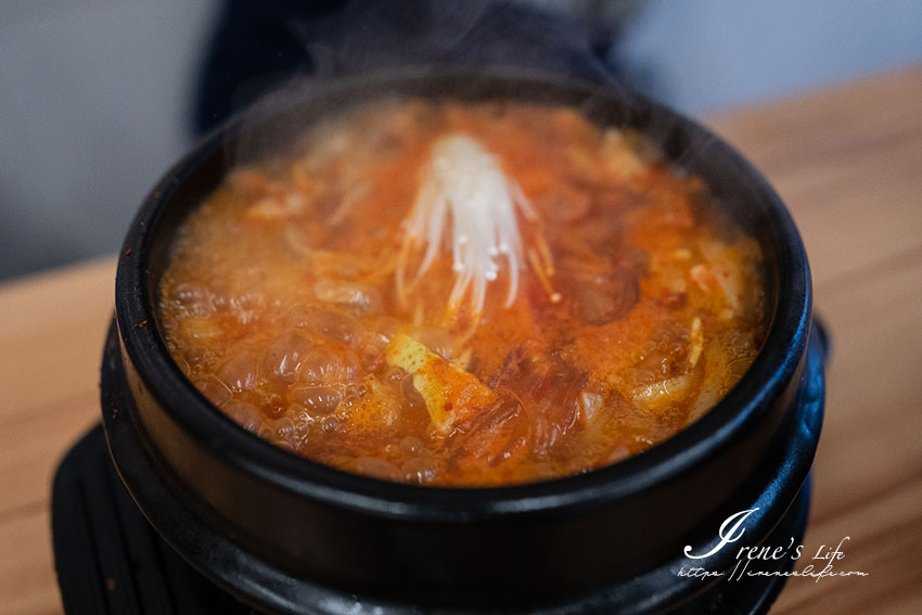輔大隱藏版韓國人開的韓式料理餐廳，海帶芽湯、白飯無限自取，小菜可免費再續