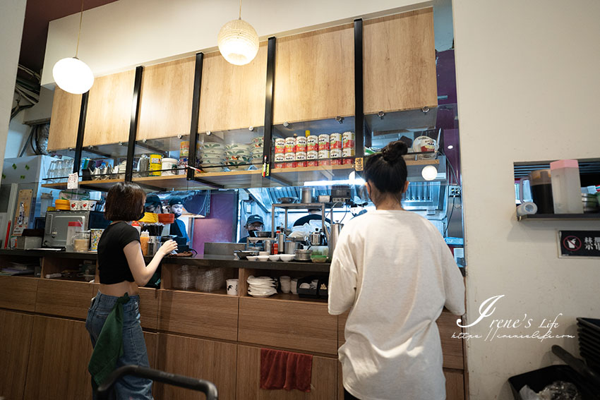台北人氣平價港式茶餐廳，飯、麵、小點、飲料種類超級多，眾人皆推黯然銷魂飯