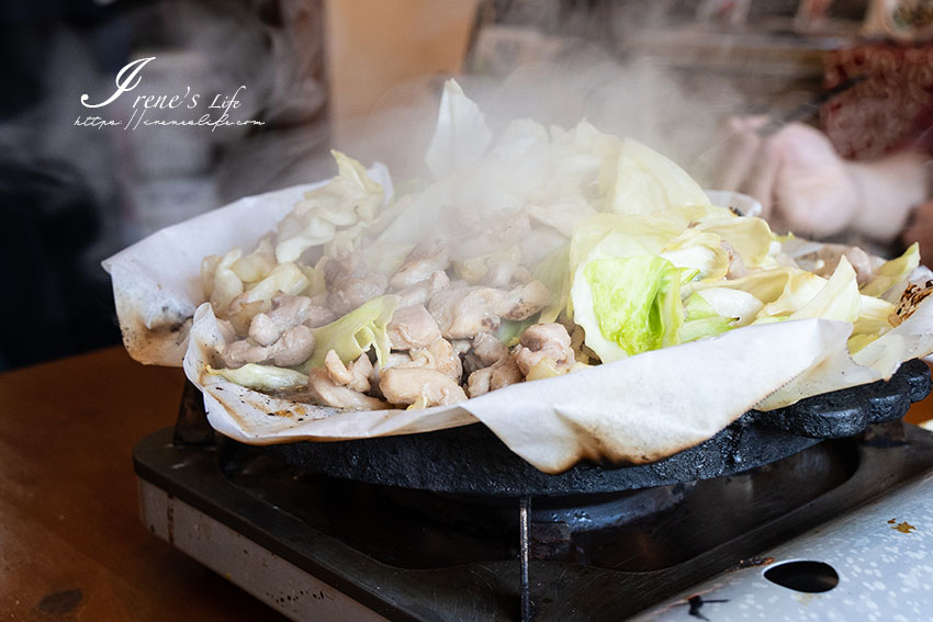 下呂溫泉必吃鄉土料理，鐵盤上滋滋作響的高麗菜與嫩雞，不停翻炒下的美味成果