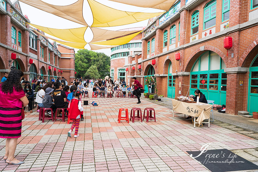 新竹湖口好客文創園區，免費的親子景點，客家圓樓、紅磚街牆，假日還有街頭表演好熱鬧